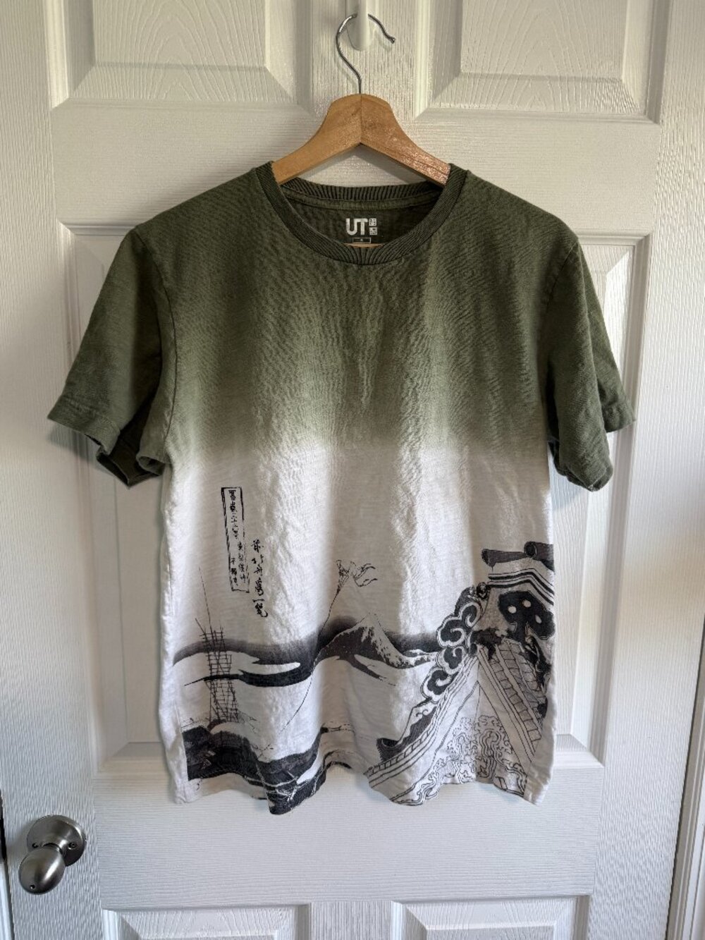 Uniqlo x MFA Boston Green White Japanese art inspired graphic Tee Size Medium